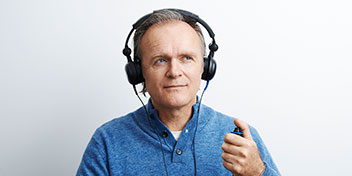 Billedet viser en mand, der får testet sin hørelse.