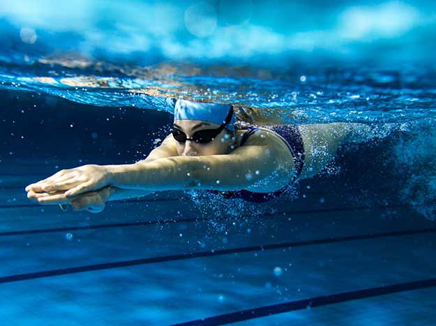 Beskyt dine ører når du svømmer med svømmepropper