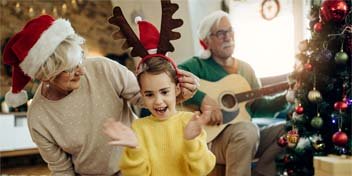 niña y abuela bailando canciones de navidad