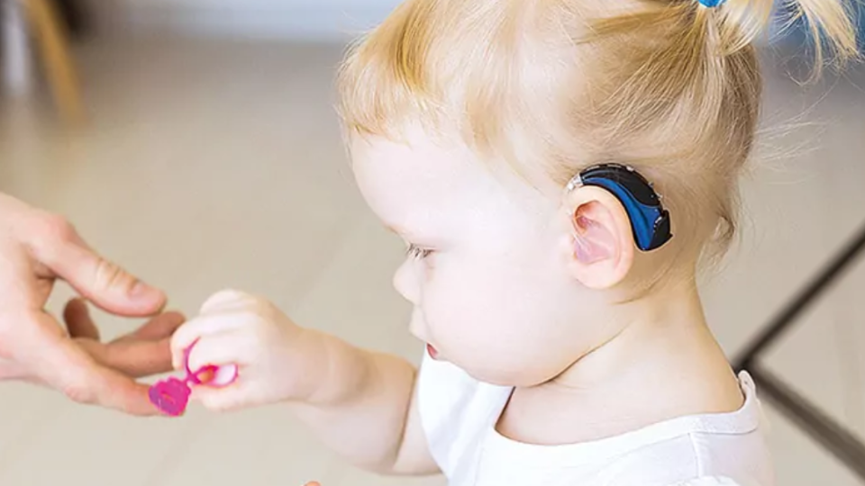 niña con audífonos pediátricos