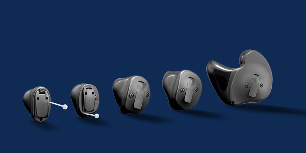 la imagen muestra varios modelos de audífonos intracanal