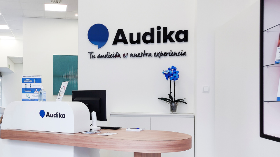 la imagen muestra la recepción del nuevo centro auditivo Audika en Menorca