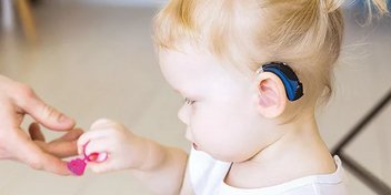 bebé con audífonos pediátricos