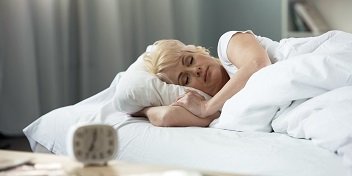 mujer con pérdida auditiva durmiendo tranquilamente