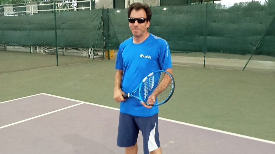 Nacho Ruiz, campeón sordociego de blind-tennis patrocinado por Audika