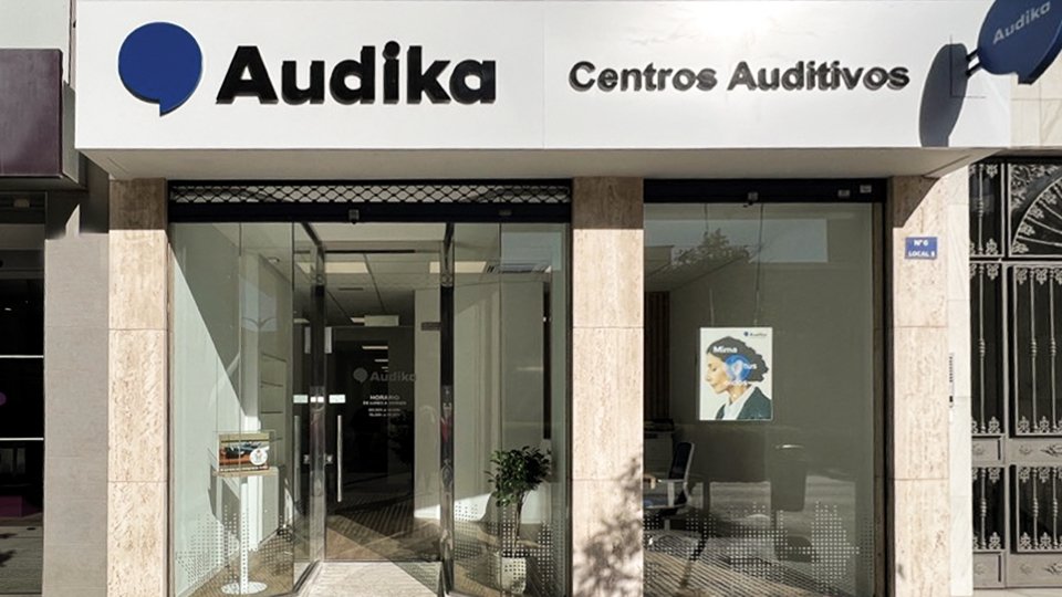la imagen muestra la fachada del nuevo centro Audika en Málaga