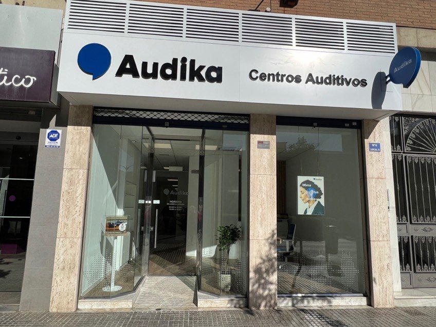 fachada del nuevo centro de Audika en Málaga