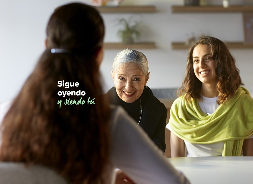 abuela y nieta en una consulta con un experto de Audika