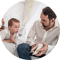 niño con audífonos escuchando a su padre