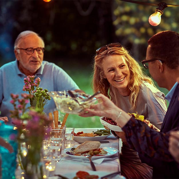 La imagen muestra un hombre excluído de la conversación  durante la cena