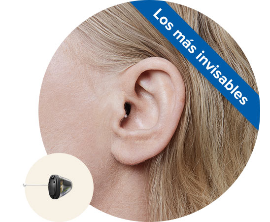 imagen de un audífono invisible en el oído de una mujer