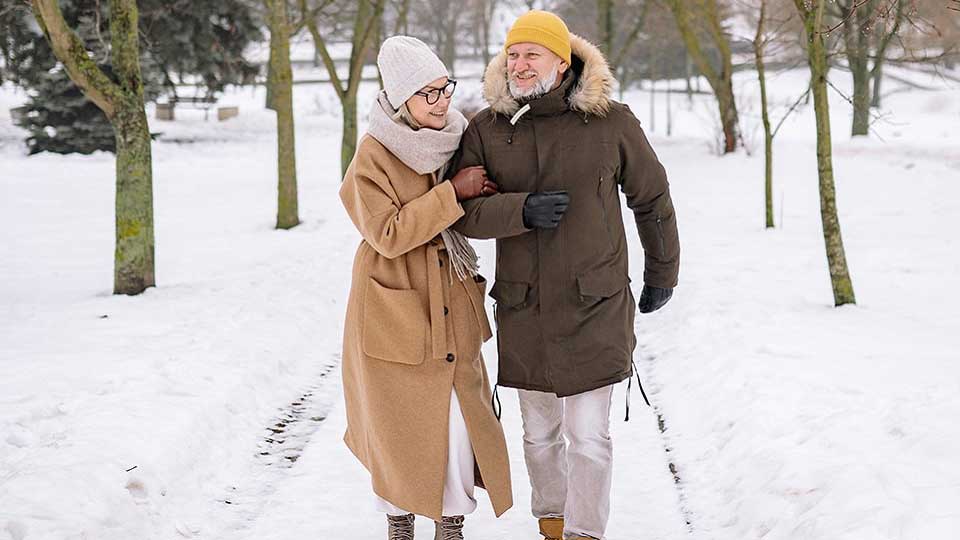 Couple en train de se promener dans la neige