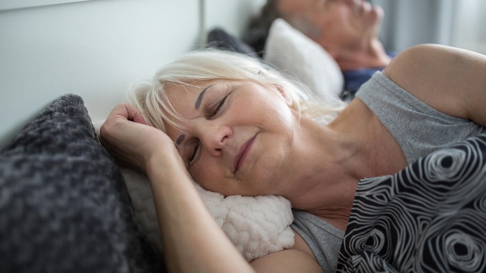 Une femme en train de dormir paisiblement 