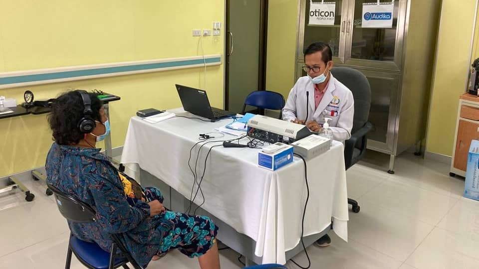 Un audioprothésiste et sa patiente en consultation lors de la mission humanitaire organisée par Audika en novembre 2023