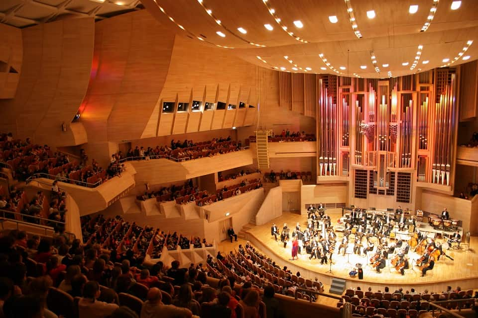 Des personnes assistent à un concert de musique classique