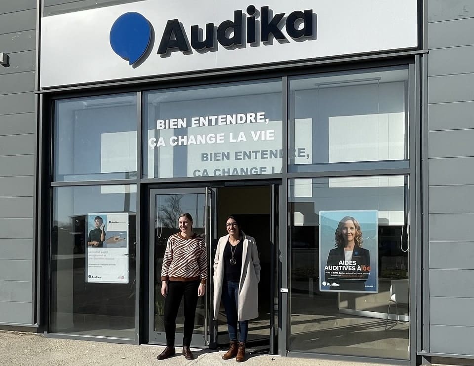 Image de l'équipe Audika devant le nouveau centre Audika Avignon-Vedène