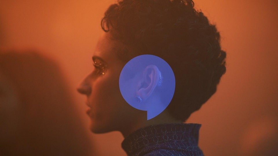 Une femme portant des appareils auditifs dans les lumières d'une discothèque