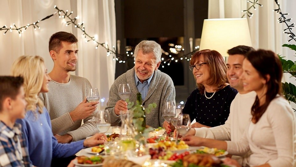 Personne en train de dîner en famille pour les fêtes de fin d'année 