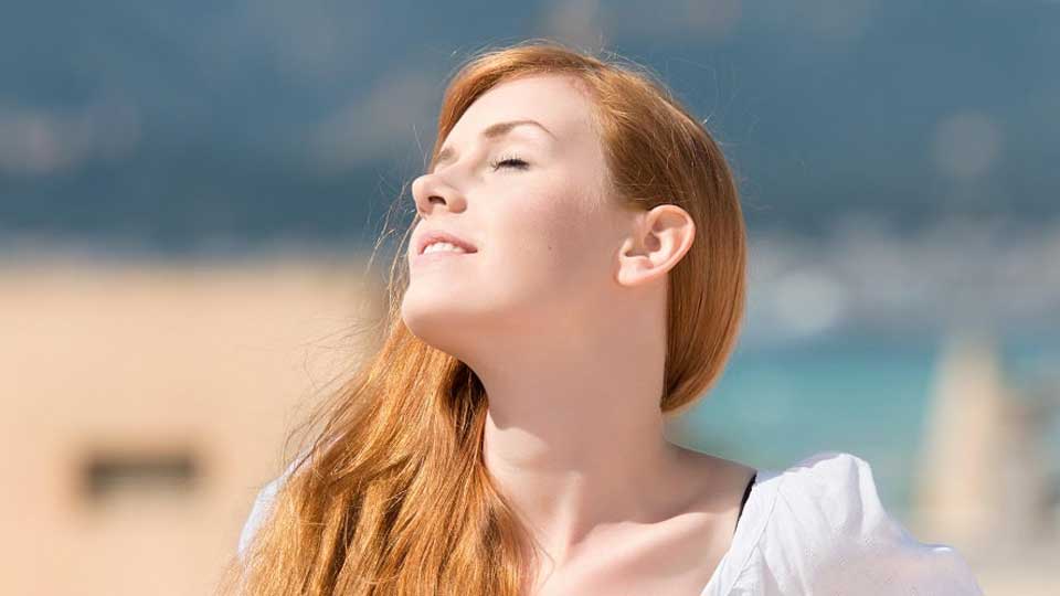 Une femme prend le soleil sans oublier de protéger son audition