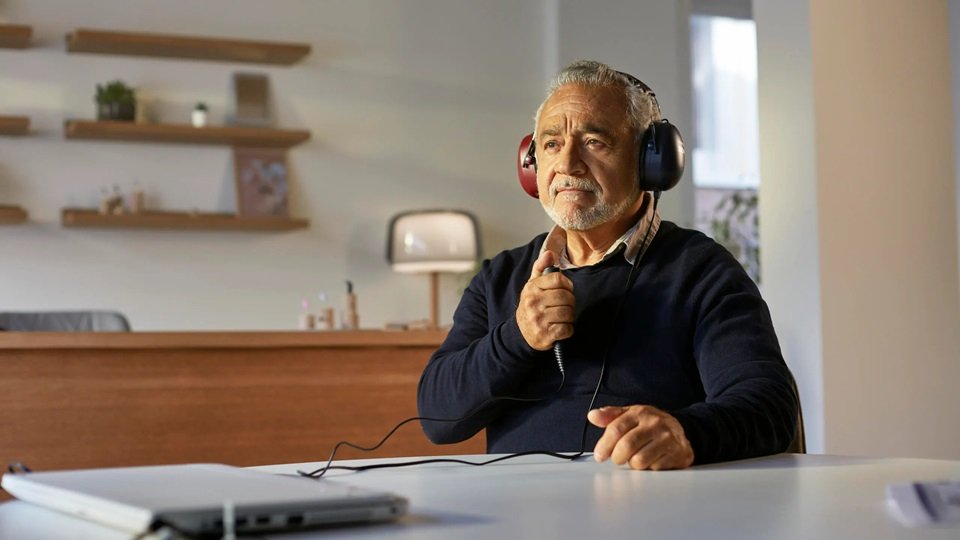 Un homme est en train de réaliser un bilan auditif