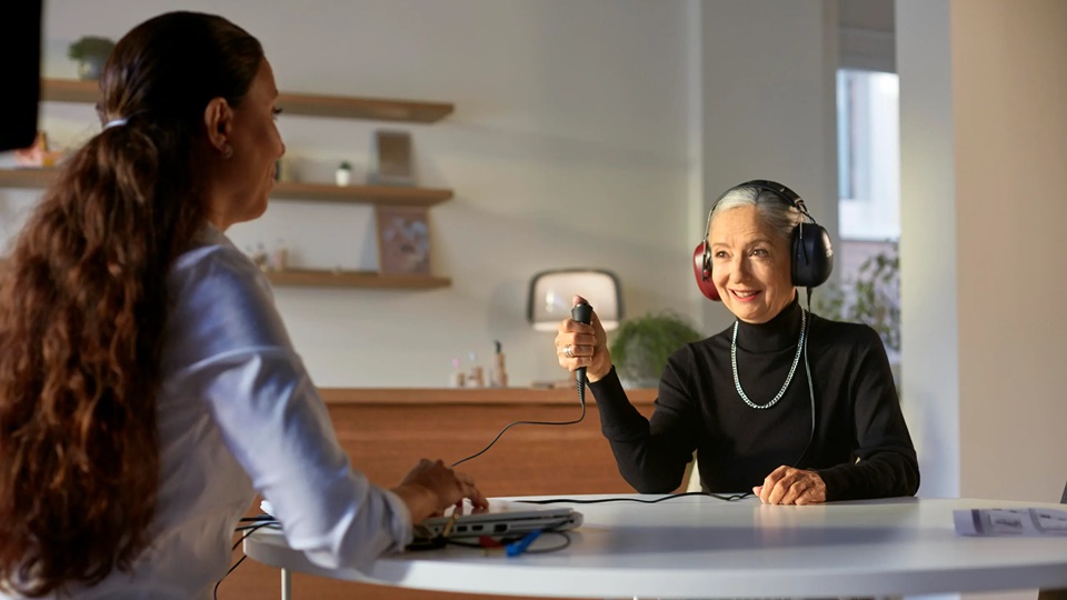 Une femme réalise un bilan auditif avec une audioprothésiste