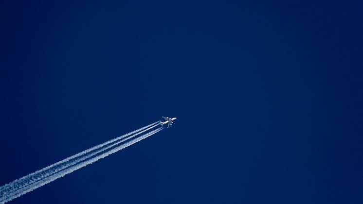 Un avion vole dans le ciel