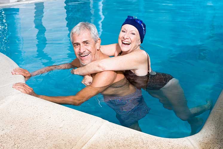 Un couple âgé à la piscine
