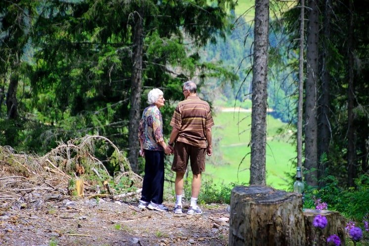 Un couple de retraité se balade dans la nature