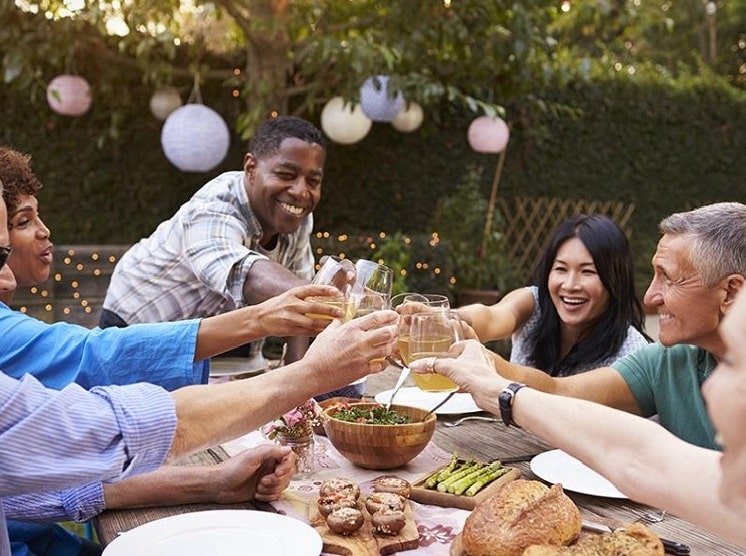 Un moment convivial entre amis avec des personnes levant leurs verres