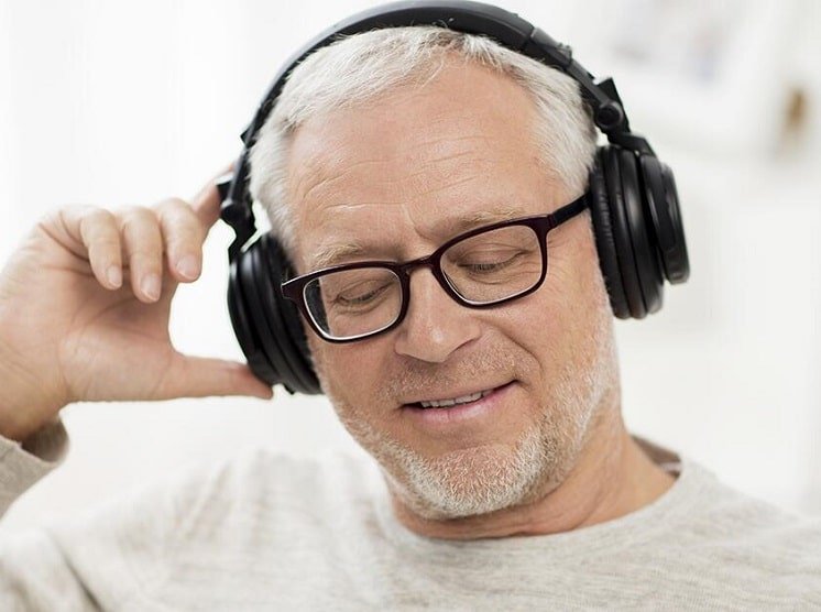 Un homme avec un casque écoutant de la musique