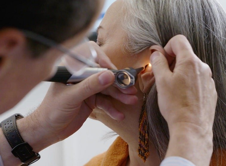 Une femme fait un contrôle des oreilles par un audioprothésiste 