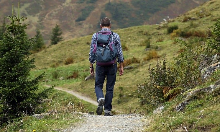 Un homme fait une randonnée en montagne