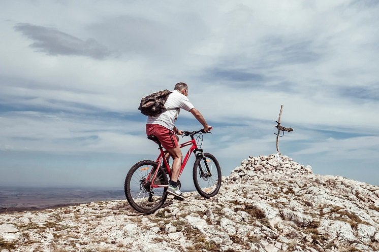 Un homme fait du vélo en montagne