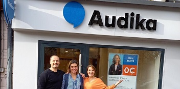 Equipe Audika devant la vitrine du nouveau centre Audika Chelles