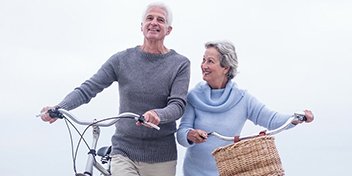 Couple de seniors avec leurs vélos