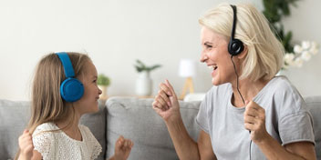 Enfant et adulte écoutent de la musique