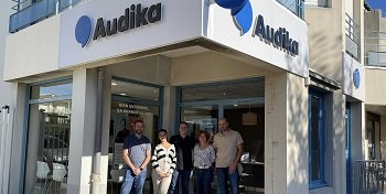 Equipe de spécialiste de l'audition Audika devant le centre Audika Chatelaillon Plage