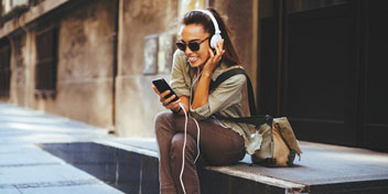 Jeune femme en train d'écouter de la musique avec un casque audio