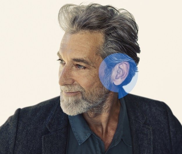 Jeune senior avec appareil auditif
