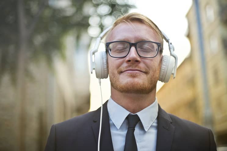 Un homme fait des exercices auditifs pour améliorer sa perception sonore malgré les acouphènes
