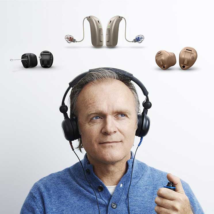 L'image représente différents types d'aides auditives et un homme réalisant un test d'audition