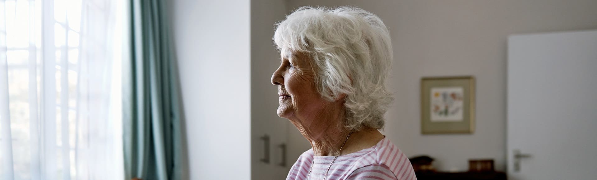 Femme avec hallucination auditive regardant par une fenêtre