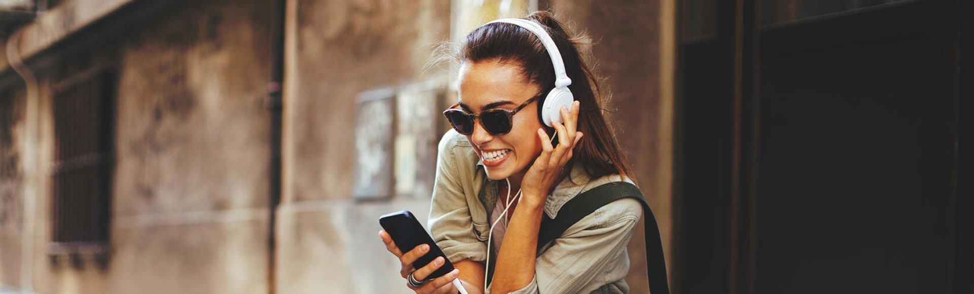 Une jeune femme écoute de la musique avec un casque