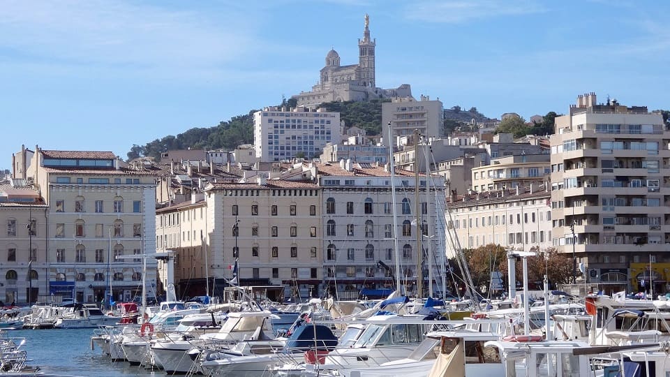 Paysage du Vieux Port avec en fond Notre-Dame-de-la-Garde à Marseille