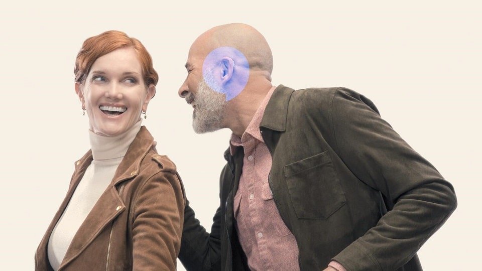 Couple portant des appareils auditifs