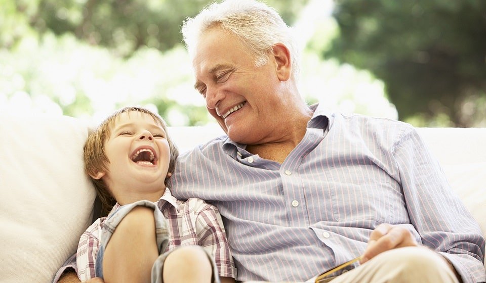 Un enfant et son grand-père rigole ensemble