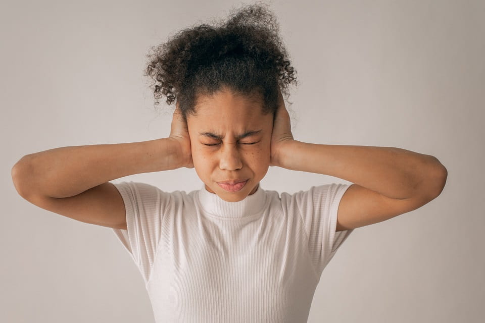 Jeune femme souffrant de troubles auditifs