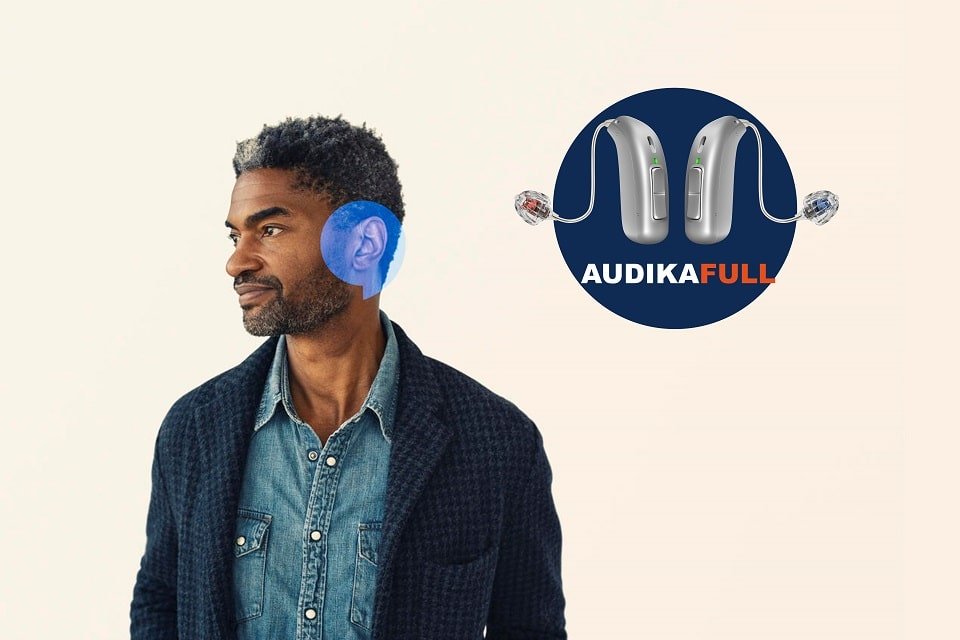 Homme portant des appareils auditifs Audikafull