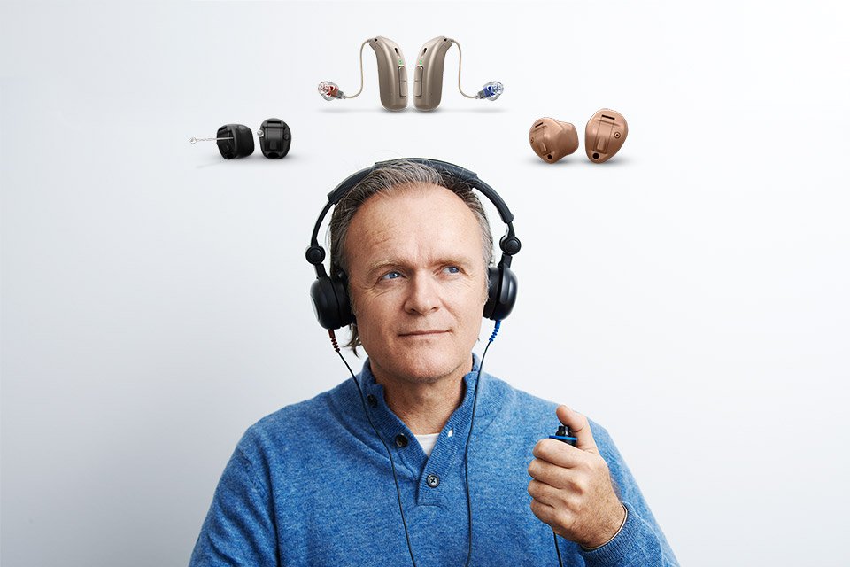 Une personne choisit le bon appareil auditif grâce aux conseils d'un audioprothésiste