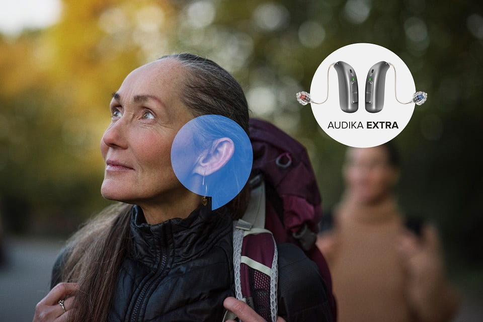 Personne équipée d'appareils auditifs intelligents Audika Extra